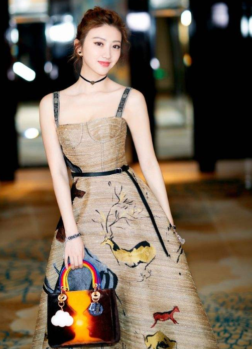 景甜|路人镜头下的景甜长啥样?当关掉10级美颜滤镜,终于相信张继科审美了