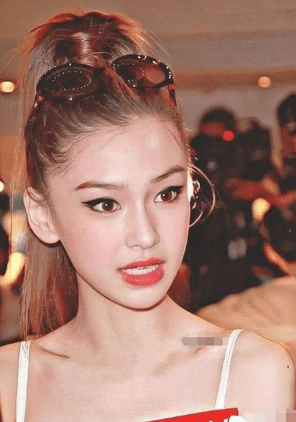 Angelababy|baby10年前日本出道旧照曝光，被男性用酒瓶怼脸，强装笑意比耶合影