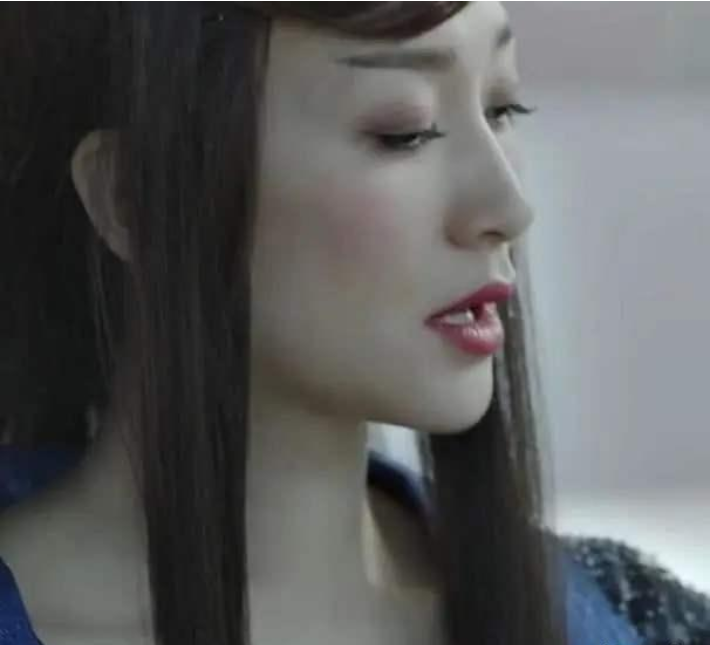 李小冉@44岁林心如撞上44岁李小冉，明明是同龄人，看上去却差别很大