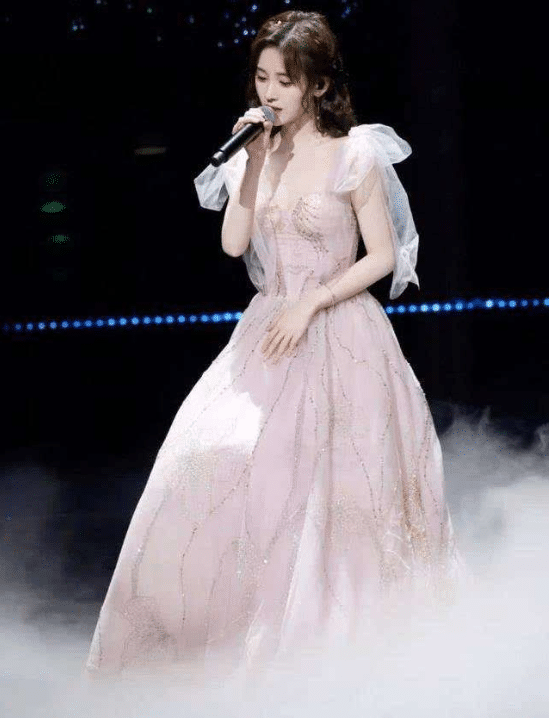 郭敬明|当159cm鞠婧祎撞上155cm郭敬明，仅差4cm，?谁谎报了身高，一目了然