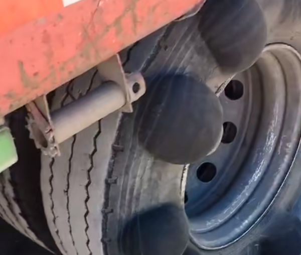 |“轮胎：放心吧，撑不住我会告诉你的！”哈哈哈还能安心上路？