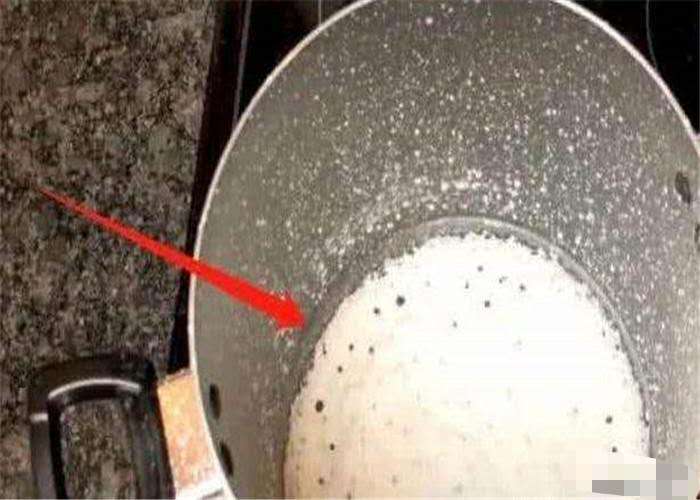 船员:出海的船员为什么不喝海水?看看海水烧干后的样子,谁敢喝?