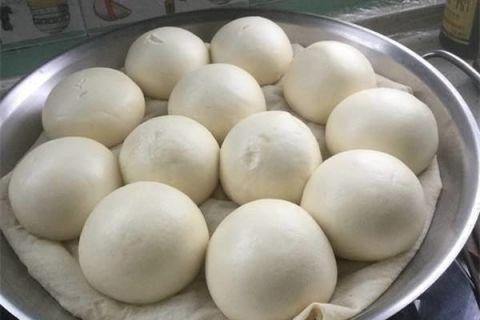 【馒头】为什么蒸好馒头时，馒头总是粘在蒸笼布上？有没有解决的好办法？