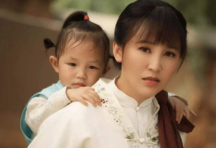 #裸婚#19岁就与男友私奔，住地下室裸婚连生三胎，今丈夫却用7部剧捧她