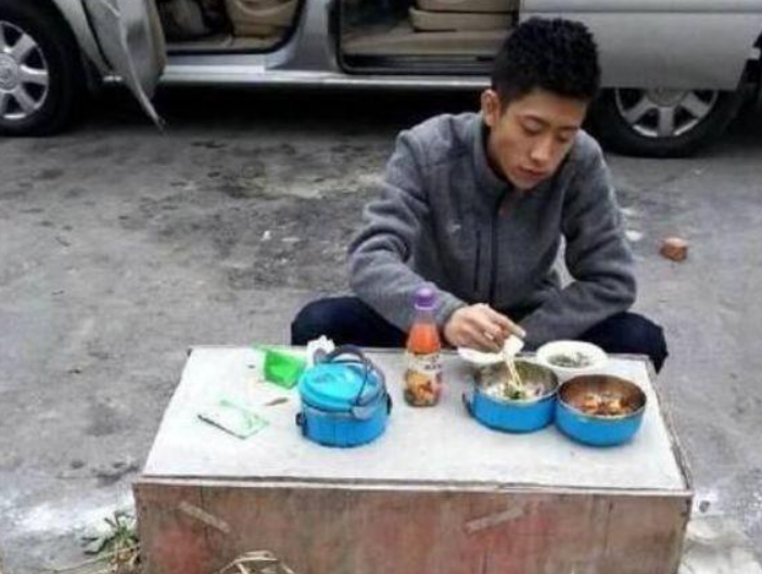 片场|身价上亿明星片场吃饭：张一山蹲垃圾堆，看刘德华才懂为啥这么红