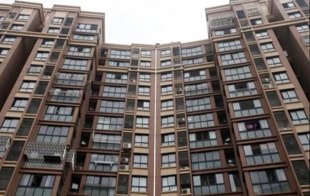 76岁高龄“首富”出狱，原以为自己在北京还有264套房，结果大失所望