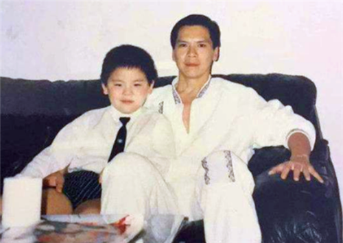 向华强|1996年他砸场子怒扇向华强，持刀独闯浙江村，4天后离奇暴毙街头
