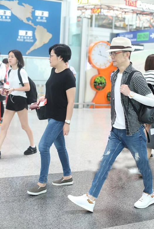 『李咏』李咏52岁冥寿,因癌美国去世,妻女却定居美国不归,真相浮出水面