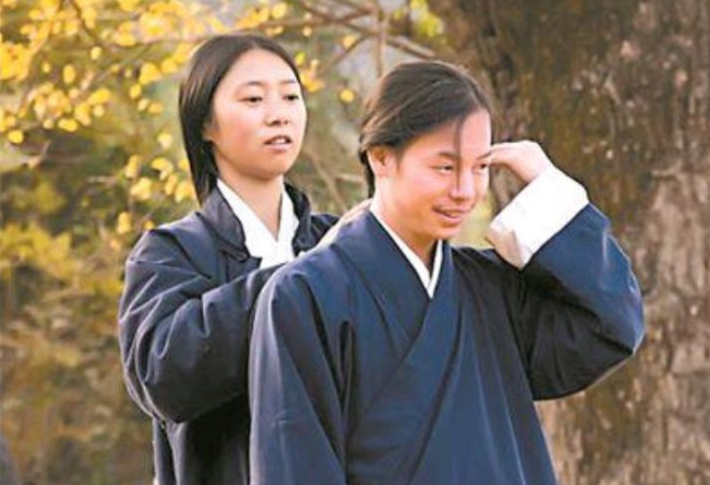 颜夕趣史|男子隐居海拔千米深山，和女弟子结婚生子，现在生活怎样？