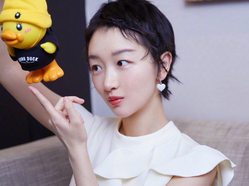 『周冬雨』金马影后周冬雨，出道就是巅峰，随后一路开挂成为人生赢家