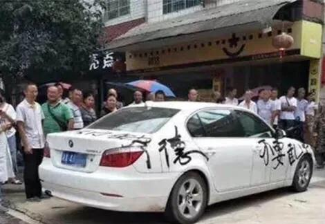 『』30万宝马横停在路边，工人打电话被骂只好放狠招，车主：不是人