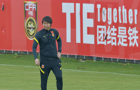 #美因茨#里皮之后谁都不行？名记点评国足：踢申花都难，在中超进不了前四