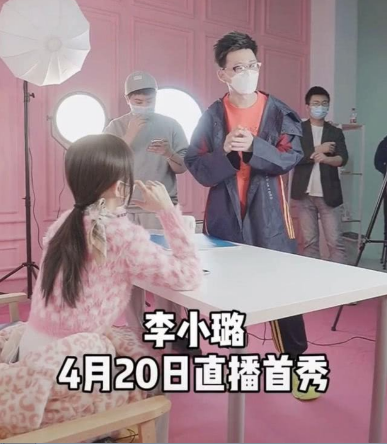 #李小璐#李小璐直播结束擦眼泪,努力抑制泪水,事后还是笑着感谢网友!