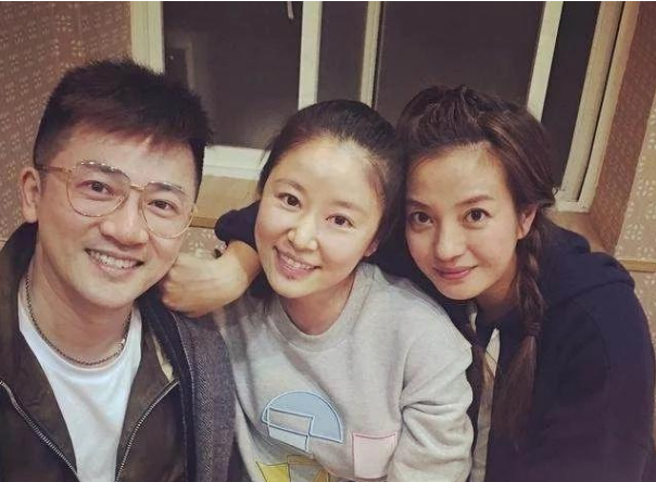 『苏有朋』47岁苏有朋近照，独宠了16年老婆正面曝光，原来是我们熟悉的她