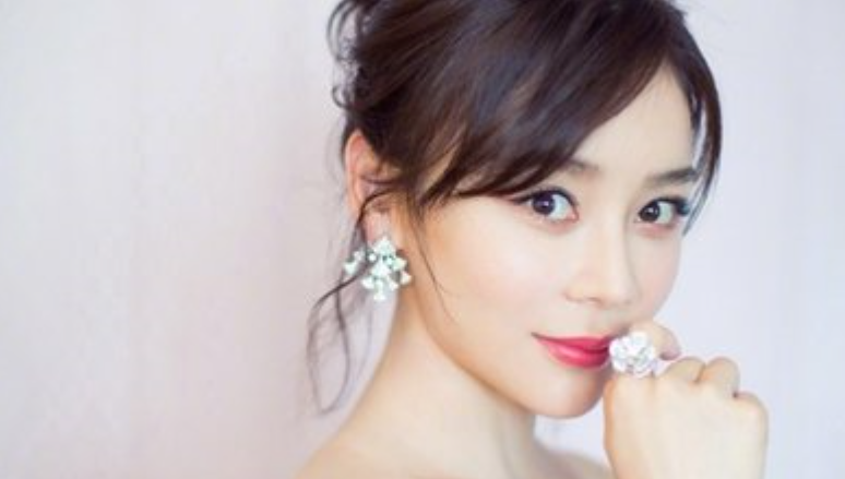 短发|曾因长相漂亮被老师力劝做演员，如今却因长相完美而过气！