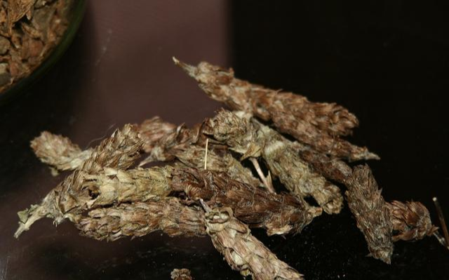 「夏枯草」此物“独入厥阴、消瘰疬、散结气”，能清肝降火而散结节