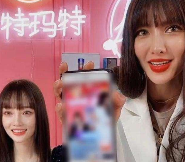 『李小璐』李小璐直播卖惨，弹幕刷屏惨不忍睹，粉丝买东西还要“粉丝税”？