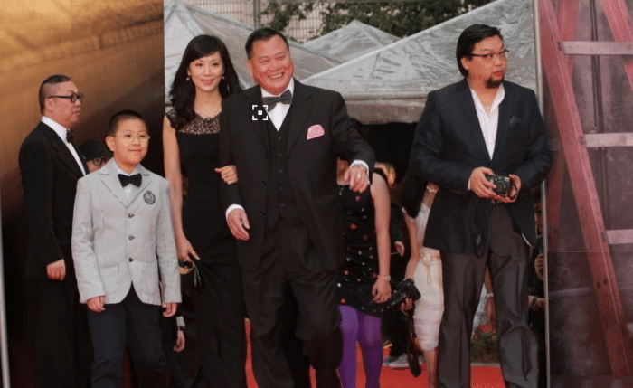 『万梓良』61岁万梓良东山再起，29岁妻子像女儿，儿子似一个模子出来的