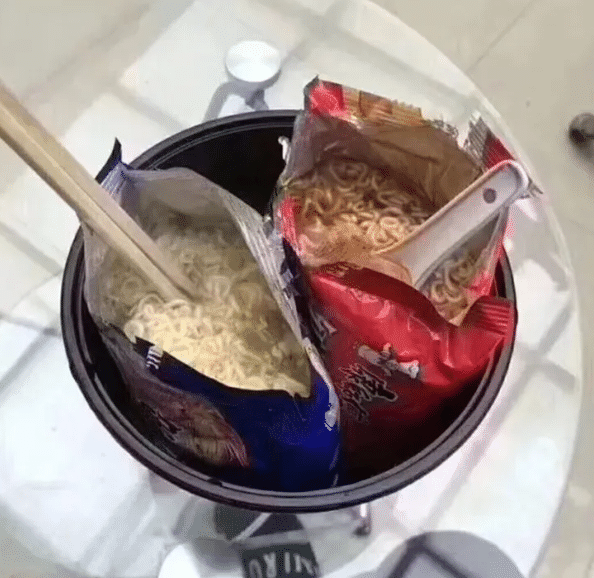 |“新来的女老师好像不在状态，讲一会课就会颤两下！”哈哈哈是不舒服吗