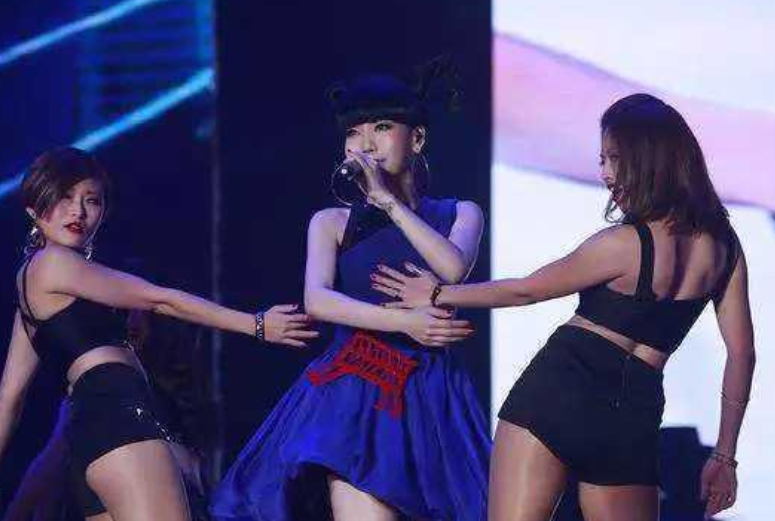 吴莫愁|代言费从1.3亿降到小县城商演，火了连8年都没有，她到底得罪了谁？