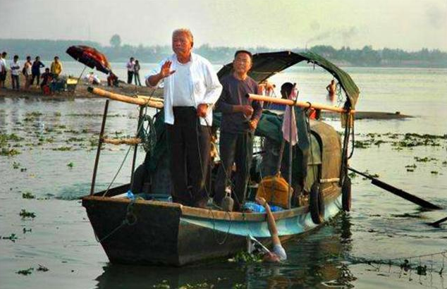 喜茶|长江捞尸人：要价3.6万，一天曾救13人，臭味要几天才能去掉