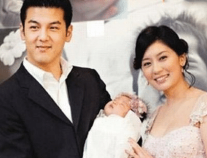 贾静雯|贾静雯10年后与前夫同框，女儿成大美女，前夫却已经白发苍苍