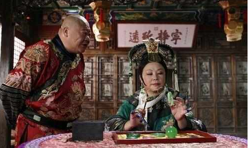 「慈禧太后」慈禧起床宫女看了一眼, 慈禧就杀了宫女, 宫女看到了啥不该看的