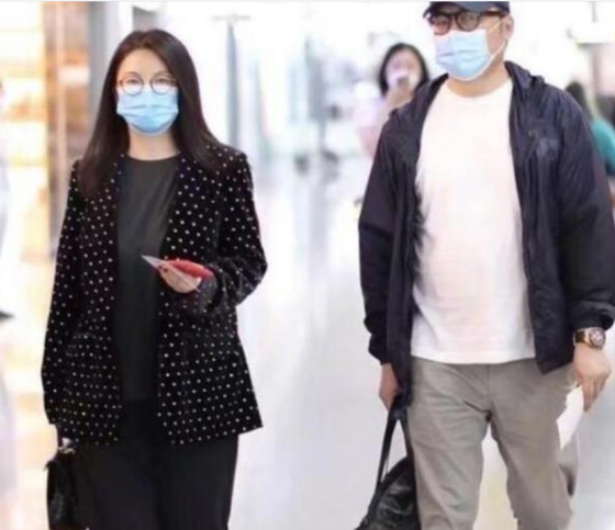李湘|李湘胖到收不住？宽松西装裤还是显出“大象腿”，140斤体重太真实