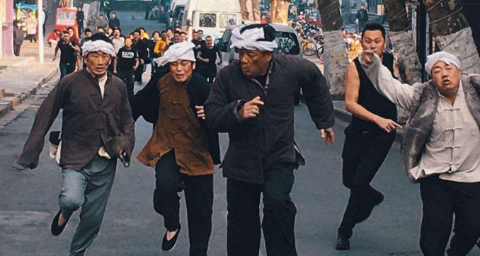 周星驰|“砸家产”学周星驰拍电影，7天票房仅0.008亿，网播却意外爆火