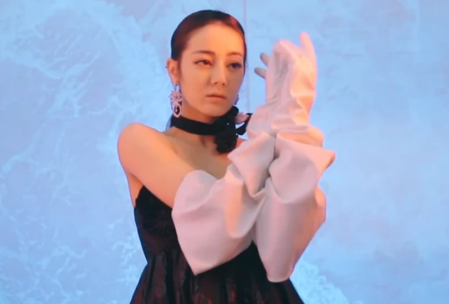 迪丽热巴▲28岁热巴拍杂志花絮曝光，离开了瘦身特效，这胳膊我没看错吧？