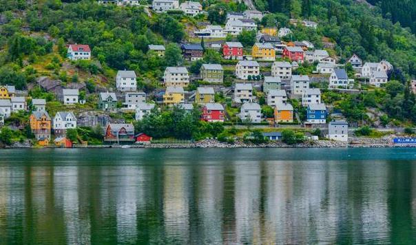 |举世闻名的“峡湾之国”,坐拥1200多个峡湾,民众隐居在山水之中