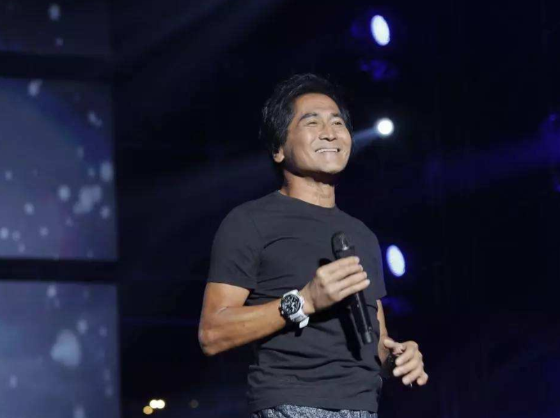 光点:作为乐坛中的传奇人物,齐秦的实力很强,也总能打造出经典