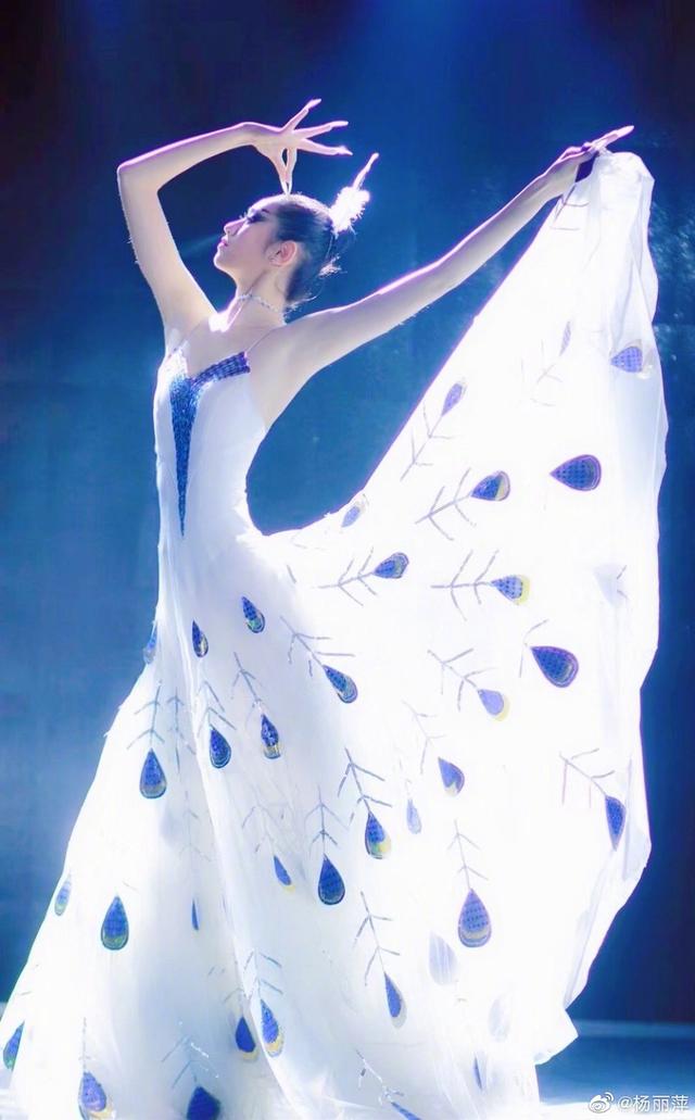 杨丽萍|小彩旗被彻底放弃?杨丽萍为外甥女小白兔庆生,这是新的接班人?