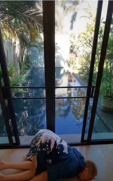 #虚竹#46岁的“虚竹”：演戏撞死灯光师，工人装修被电死，刚出狱却又再进去