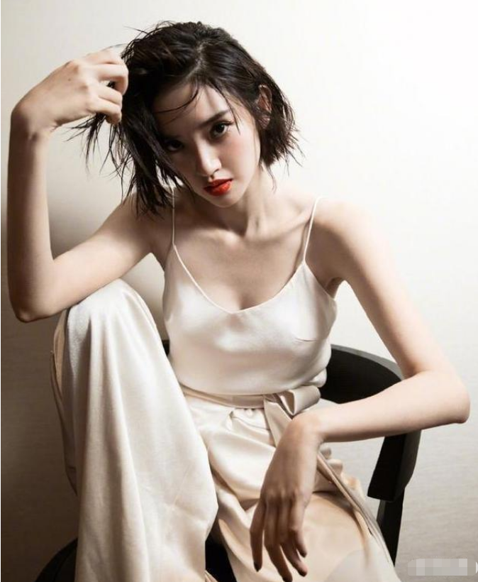 「肖战」32岁唐艺昕太高级了,全身上下仅靠两根细绳吊着,再胖点就危险了