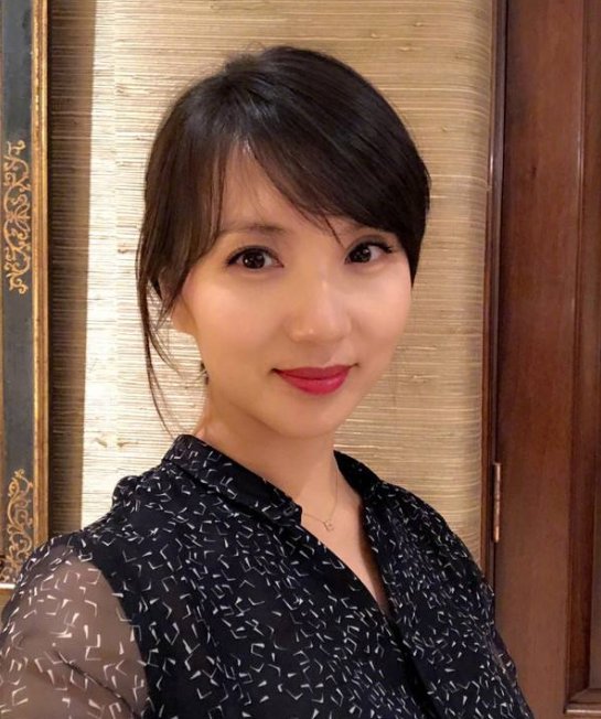 万人迷陈好一家外出聚餐,百亿老公长相英俊潇洒,三个孩子罕曝光!