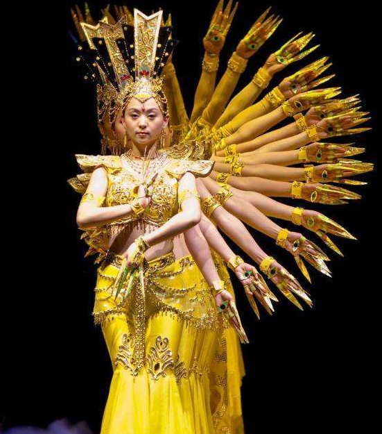 颜夕趣史|2005年《千手观音》聋哑领舞邰丽华，被富商苦追8年，结果如何