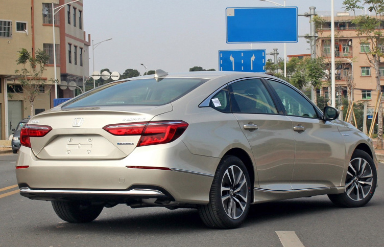 马力|194马力！标配双重隔音+可变悬架，油耗4.2L，这合资车才卖15W多