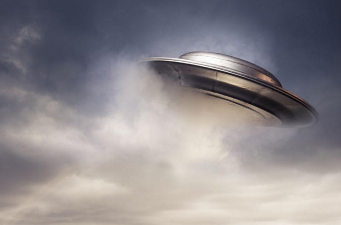 「UFO」UFO为何多次闯入人类世界？波兰男子野外骑车，意外拍下UFO！