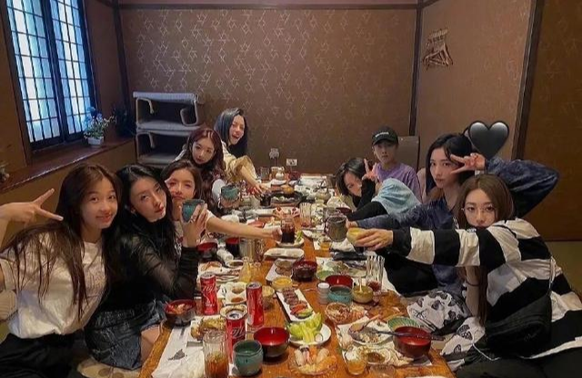 「孔雪儿」THE9聚会生图来了,像极了职场饭局,孔雪儿看了这张不会生气吗?