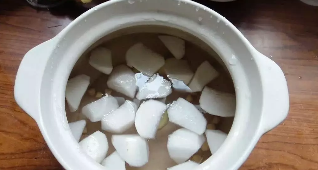 『蛋白尿』白萝卜和此物一起炖，饿死癌细胞，排出毒素，咳嗽不咳，早食早好