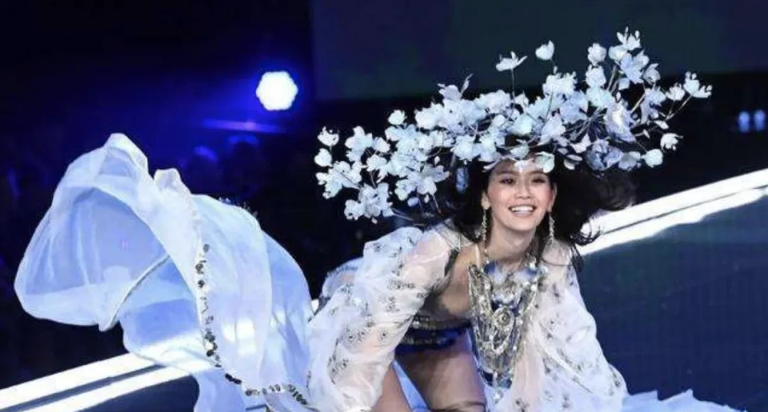 网红脸|她网红脸10年、和周杰伦恋爱都没火，胖得面目全非后火了...