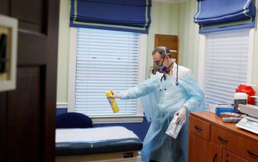 『美国』刚宣布肺炎大流行结束！美国“钟南山”揭开真相，特朗普暴跳如雷