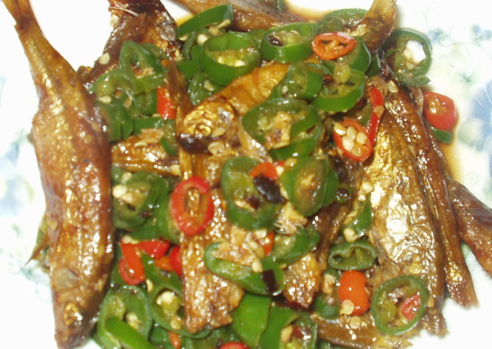 『』朋友送来不少小河鱼，不要看个头小，这样做不吐刺也能吃