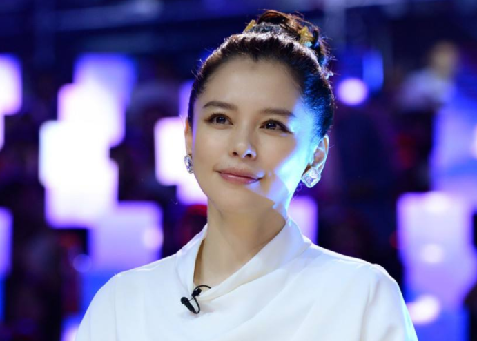 赵丽颖|因一句“无脑”话被封杀，代言全被赵丽颖拿走，如今想来内地捞金