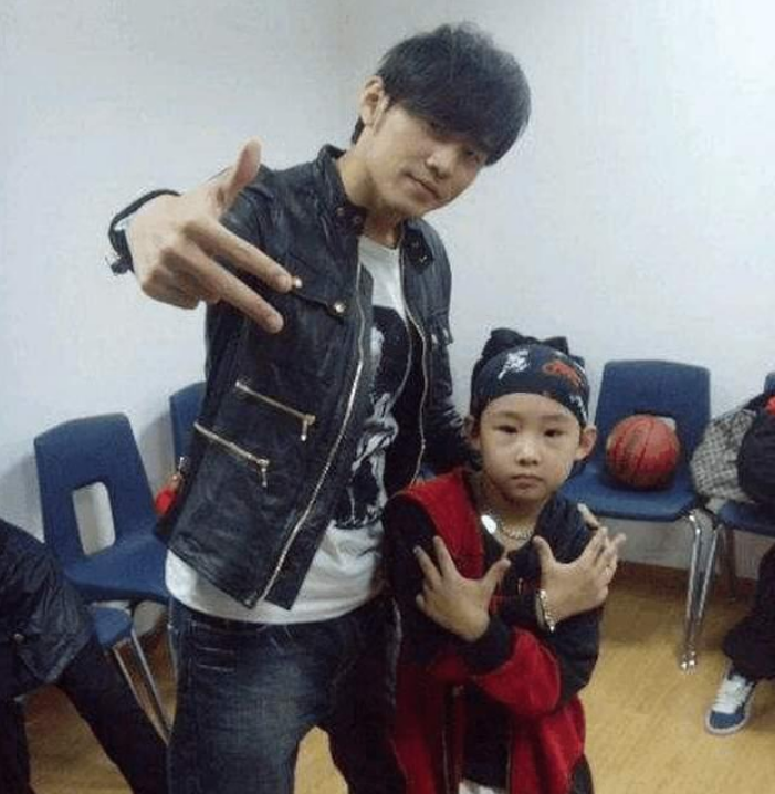 周杰伦|?9岁被周杰伦带上春晚,为了成名家人卖掉房子,后来却成了非主流