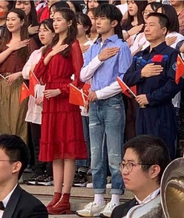 关晓彤|你永远无法知道男星有多矮，除非和关晓彤同框，王俊凯真有180？