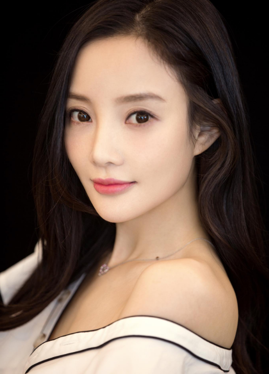 李小璐20岁就被李晨追到手看了她的青涩照后难怪李晨这么猴急