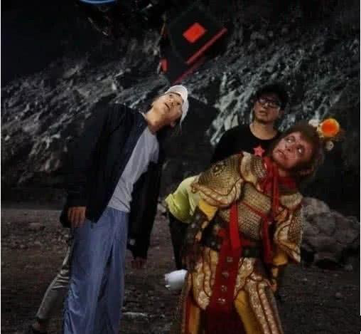 [周星驰]连亲妈都嫌弃他丑，却被周星驰看中一炮而红，如今20岁颜值逆袭