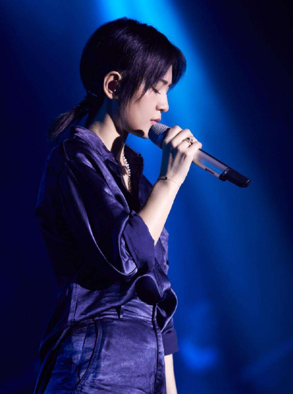 周笔畅|从被封杀已经14年，到如今手捧256个大奖，她却说：我确实过气了